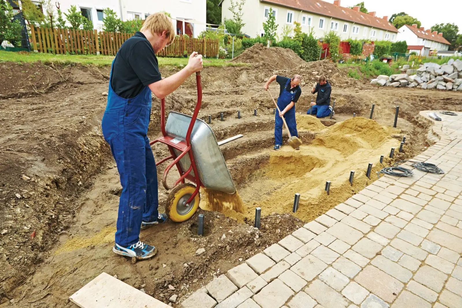 Wykop pod oczko wodne z p�kami na r�nych g��boko�ciach