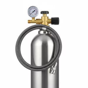 Butla CO2 2l - Butla CO2 2l to najpopularniejszy wyb�r w�r�d akwaryst�w, kt�rzy chc� zapewni� ro�linom akwariowym sta�y i wydajny dost�p do dwutlenku w�gla. Pojemno�� dw�ch litr�w sprawdza si� zar�wno w �rednich zbiornikach ro�linnych, jak i w wi�kszych akwariach krewetkowych, gdzie precyzyjne dawkowanie CO2 ma kluczowe znaczenie d...