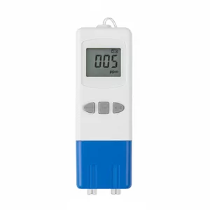 Mierniki TDS (czysto�ci osmozy) - Mierniki TDS to niewielkie urz�dzenia elektroniczne s�u��ce do pomiaru ca�kowitej ilo�ci rozpuszczonych substancji sta�ych w wodzie (ang. Total Dissolved Solids). W akwarystyce s� niezb�dnym narz�dziem wsz�dzie tam, gdzie korzysta si� z systemu odwr�conej osmozy i zale�y nam n...
