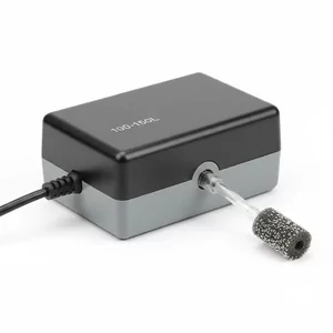 Napowietrzacze 100-150l - Napowietrzacze 100-150l to specjalistyczne pompki powietrza zaprojektowane do efektywnego natlenienia akwari�w o pojemno�ci od 100 do 150 litr�w. Te urz�dzenia zapewniaj� sta�y dop�yw tlenu do wody, co jest kluczowe dla zdrowia ryb, krewe??? i prawid�owego funkcjonowania ca�ego e...