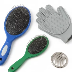 Szczotki i r�kawice - Szczotki i r�kawice to podstawowe narz�dzia do codziennej piel�gnacji sier�ci ps�w i kot�w, kt�re pozwalaj� utrzyma� futro zwierz�t w doskona�ej kondycji. Regularne szczotkowanie nie tylko poprawia wygl�d pupila, ale tak�e wspiera zdrowie sk�ry i wzmacnia wi� mi�dzy opiekunem a zwierz�ciem.

Najwa�niejsz...